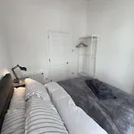Διαμέρισμα Stylish 2 Bedroom 2