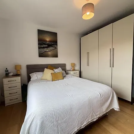 Stylish 2 Bedroom 2 *