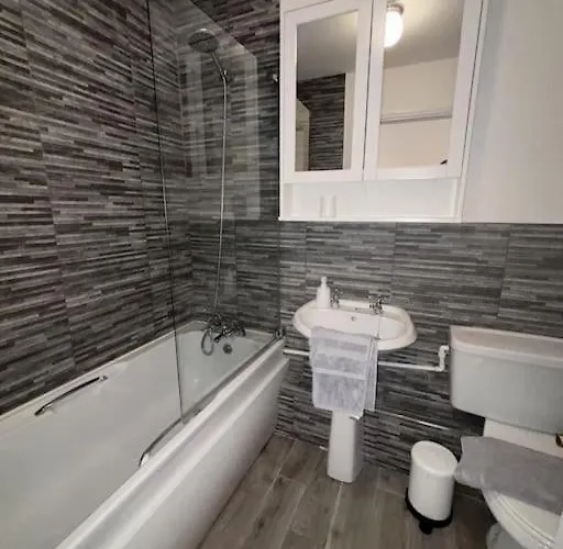 Stylish 2 Bedroom 2 דירה *