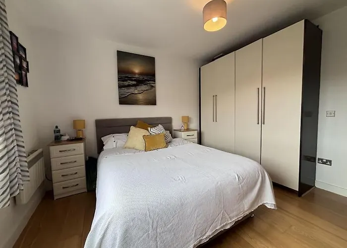 Stylish 2 Bedroom 2 *